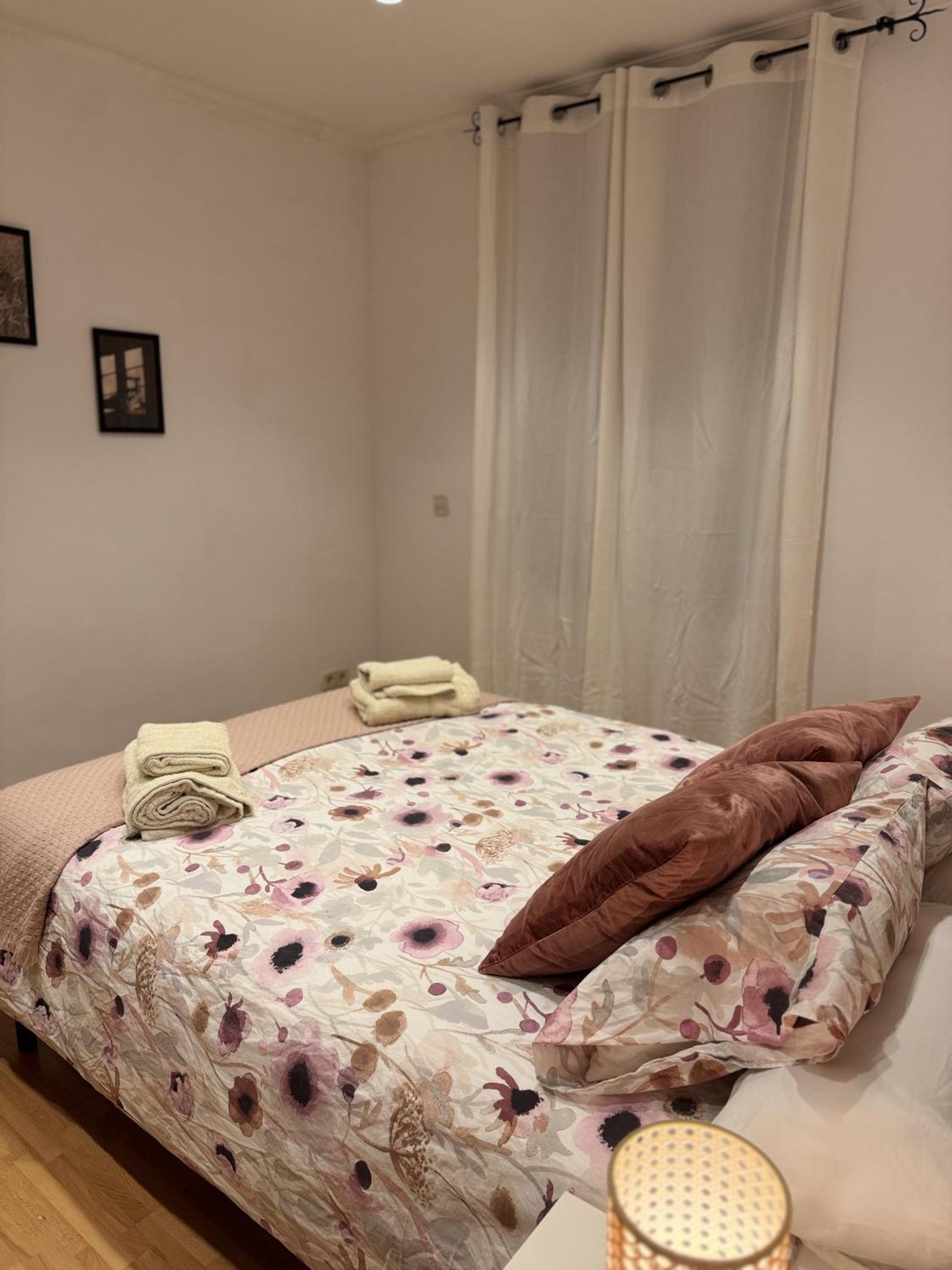 Acogedor Piso En Barcelona Apartment Luaran gambar